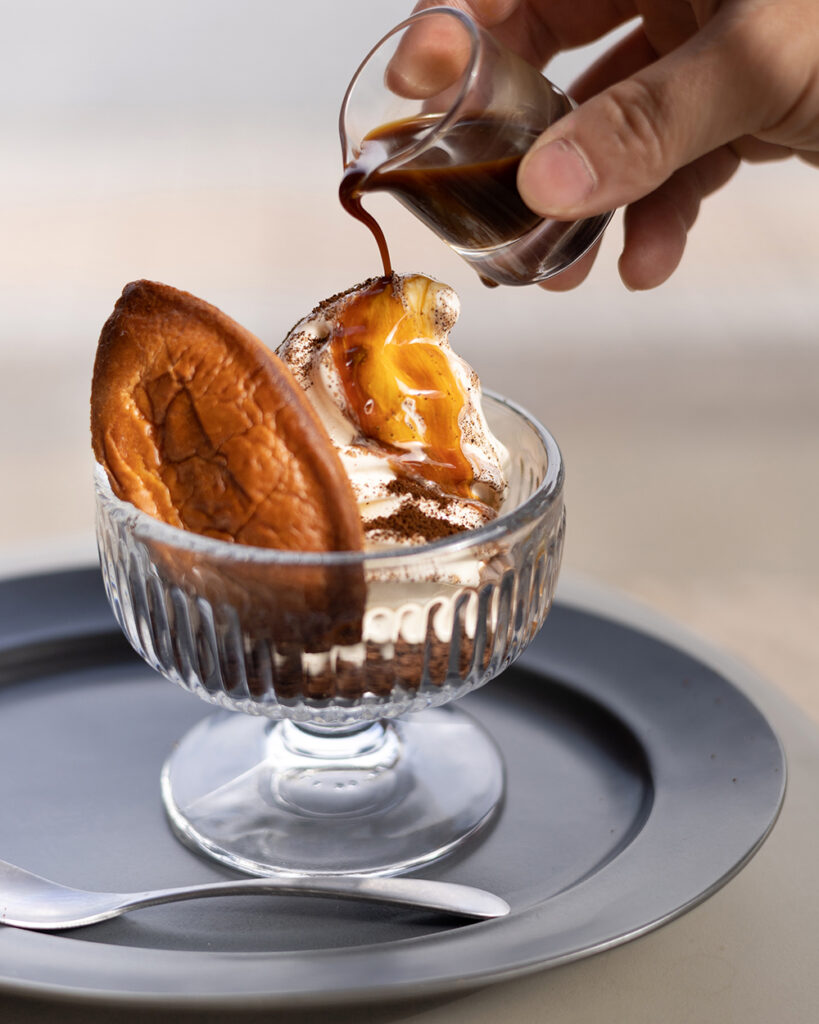 ハーバーアフォガート（コーヒーをかける様子）