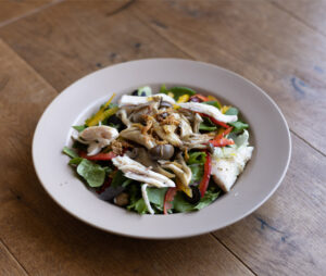 ローストきのことチキンのサラダ