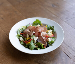 生ハムとチーズのサラダ