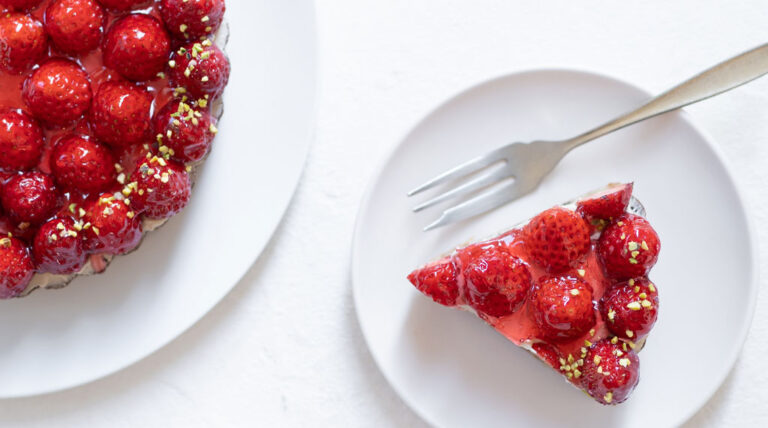 毎年ご好評いただいている「完熟いちごと紅茶のタルト」が今年も登場します。