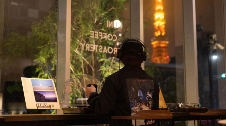 アナログレコードを聴きながらカフェを楽しめるUNI COFFEE ROASTERY オークウッドホテル麻布がオープン