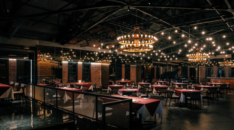 みなとみらいの絶景を望み、地元・横浜食材を味わいながら、JAZZ の生演奏を体感できるステーキ&シーフードレストラン「Re : Wharf」が誕生